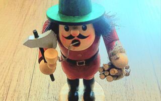 Räuchermännchen Männel im Wald von vorn