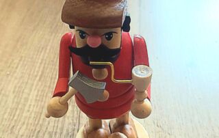 Räuchermännchen Opa hackt Holz